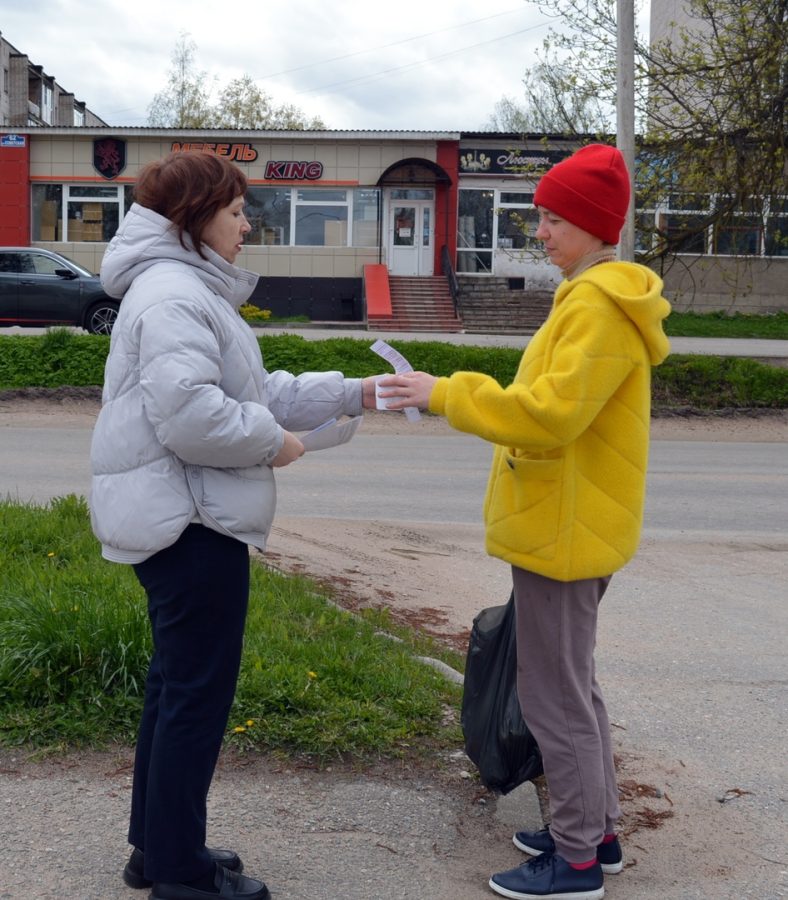 В Торопце провели уличную акцию «Терроризм - угроза обществу»