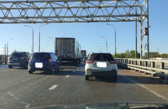 В Твери из-за перекрытой полосы собралась пробка на Мигаловском мосту