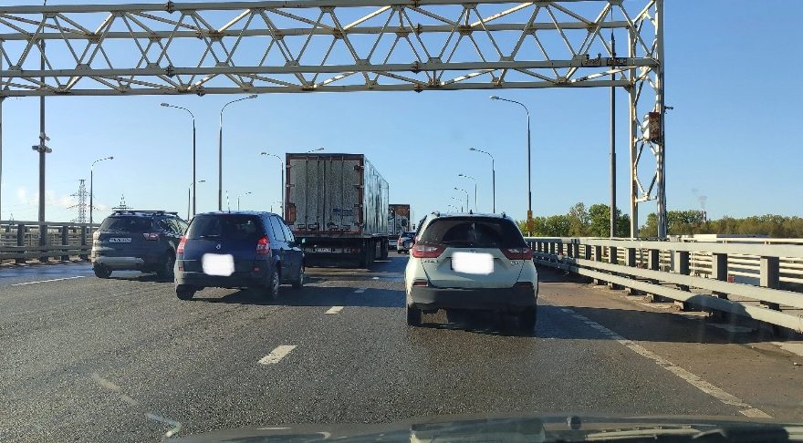 В Твери из-за перекрытой полосы собралась пробка на Мигаловском мосту В Твери из-за перекрытой полосы собралась пробка на Мигаловском мосту