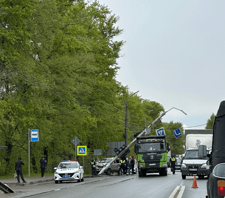 В Твери внедорожник уронил светофор на самосвал