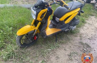 В Тверской области легковушка подрезала скутер В Тверской области легковушка подрезала скутер