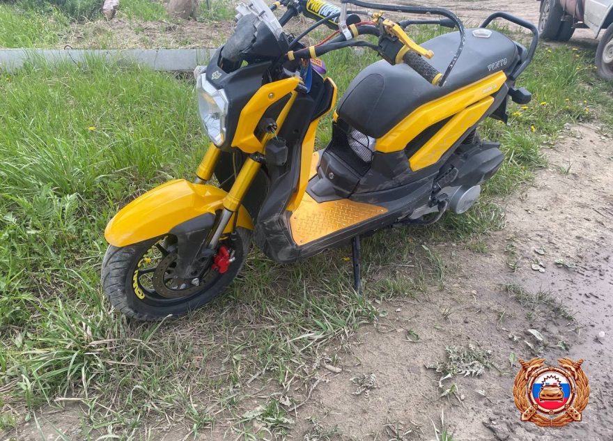 В Тверской области легковушка подрезала скутер