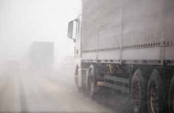 В ГАИ рассказали, почему дальнобойщики ездят близко друг к другу дальнобойщики