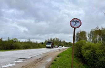 Из-за разбитых дорог жителям Тверской области предлагают тащить машины на себе