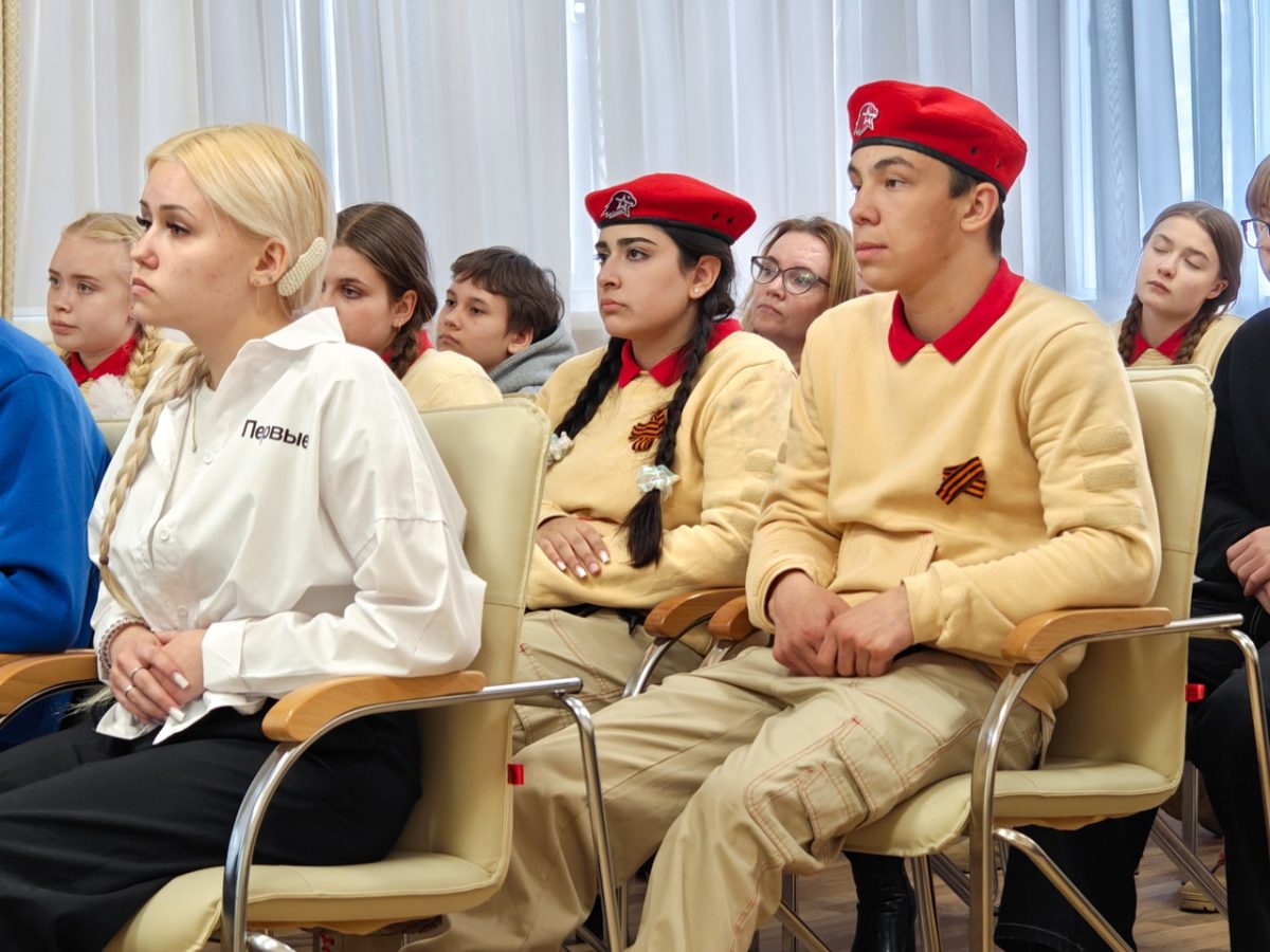 В Лихославле школьники встретились с лётчиком-космонавтом и руководителем поискового отряда