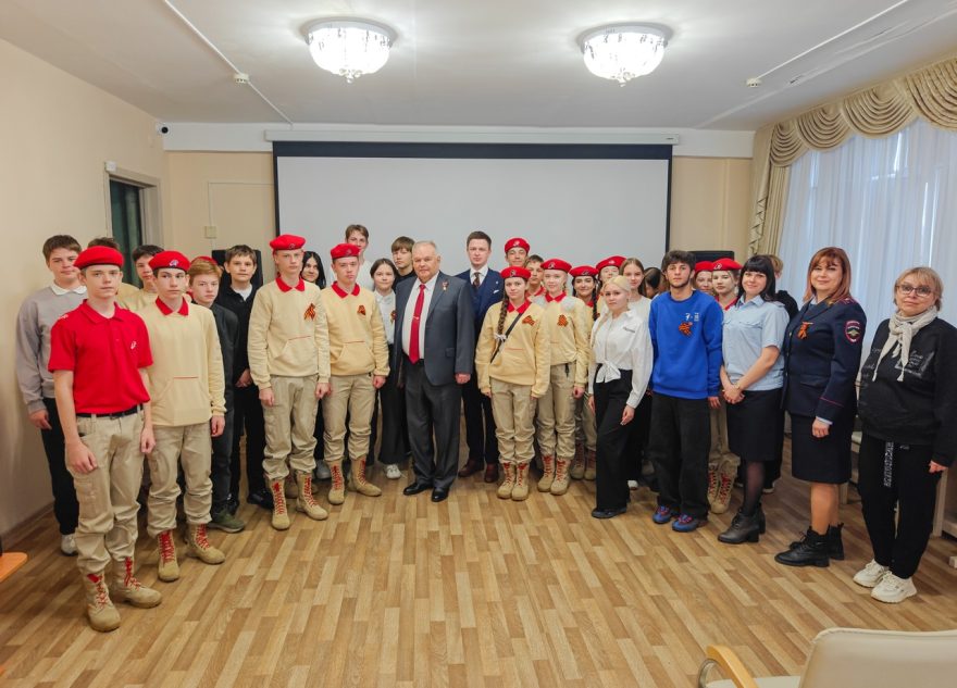 В Лихославле школьники встретились с лётчиком-космонавтом и руководителем поискового отряда