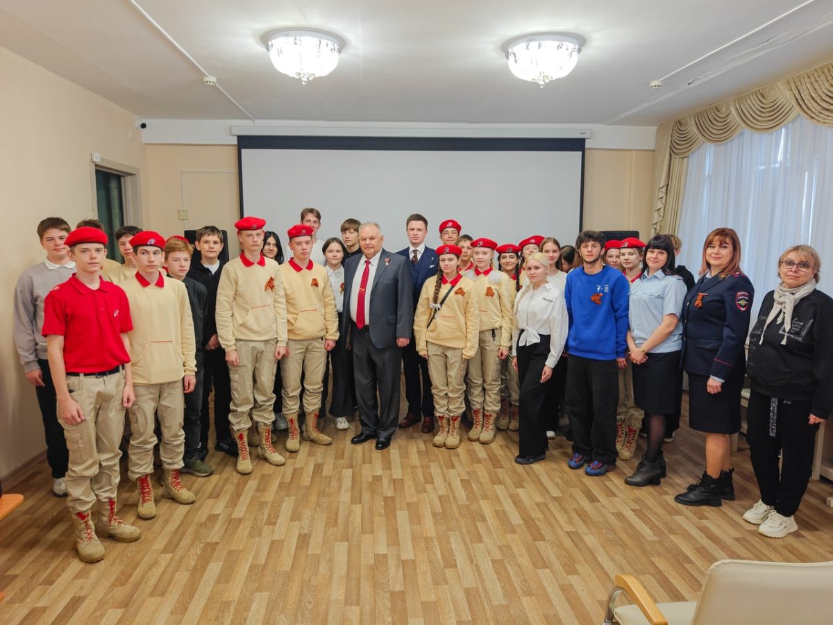 В Лихославле школьники встретились с лётчиком-космонавтом и руководителем поискового отряда