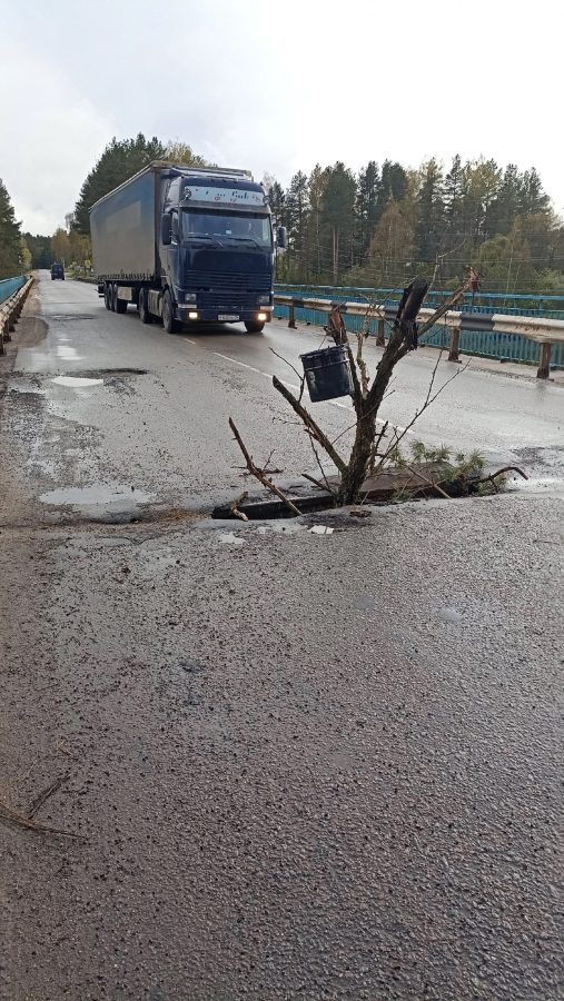 В Тверской области образовался провал на мосту