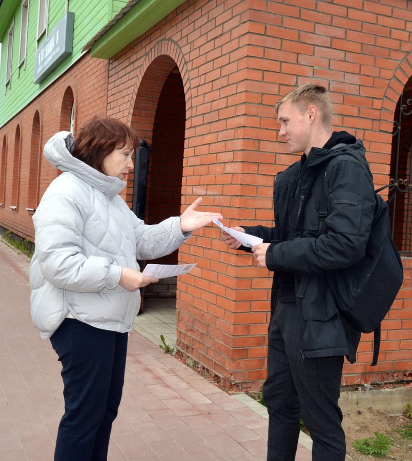 В Торопце провели уличную акцию «Терроризм - угроза обществу»