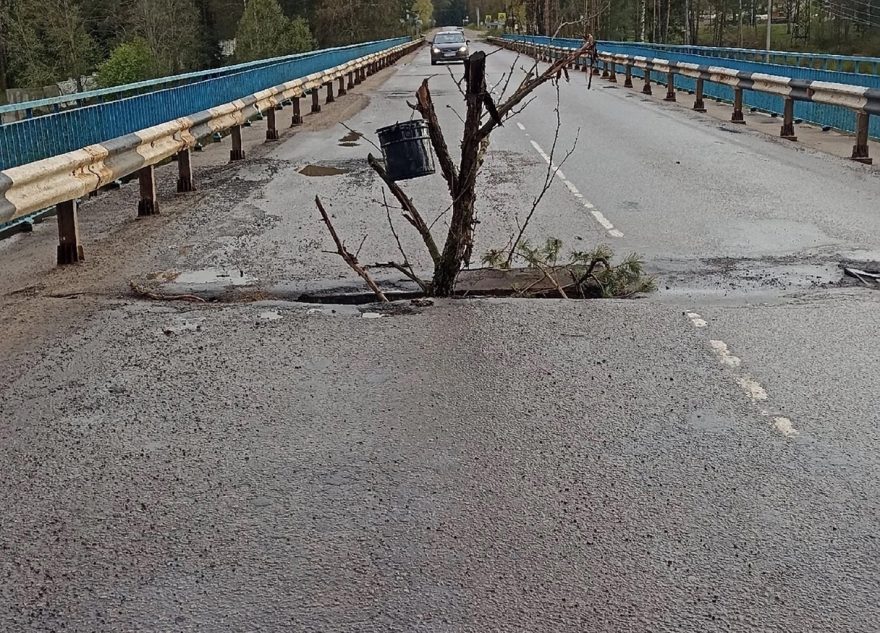 В Тверской области образовался провал на мосту