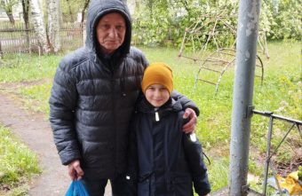 Волонтеры Тверской области поблагодарили дедушку и внука за помощь бойцам СВО