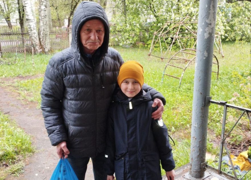 Волонтеры Тверской области поблагодарили дедушку и внука за помощь бойцам СВО Волонтеры Тверской области поблагодарили дедушку и внука за помощь бойцам СВО