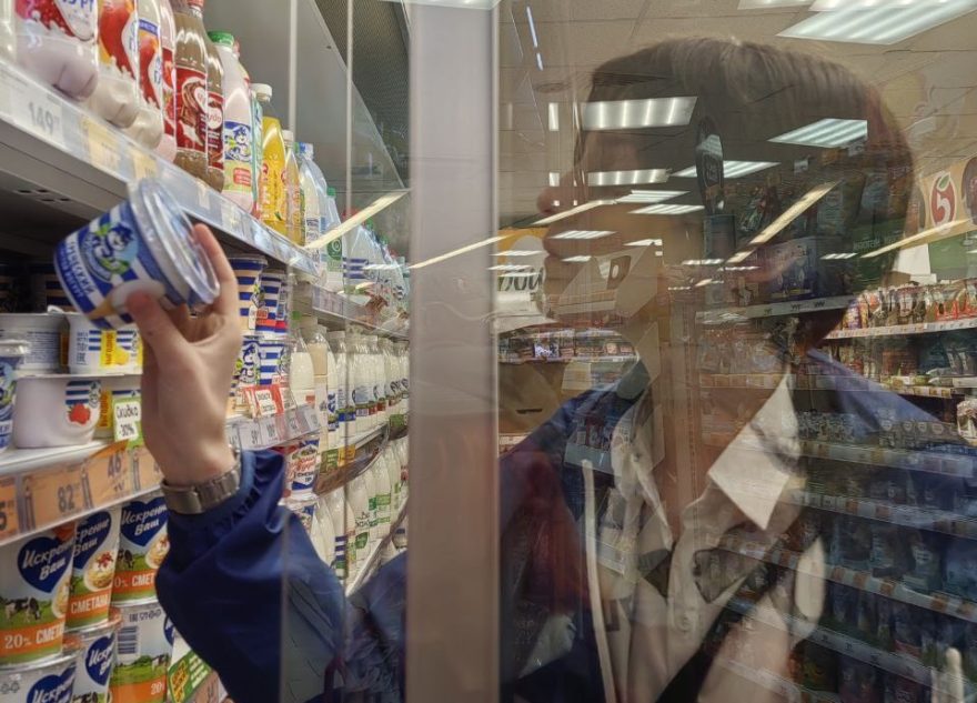 Активисты «Единой России» проверили качество товаров в продуктовых магазинах Активисты «Единой России» проверили качество товаров в продуктовых магазинах