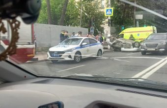 На дороге в Твери перевернулся автомобиль На дороге в Твери перевернулся автомобиль