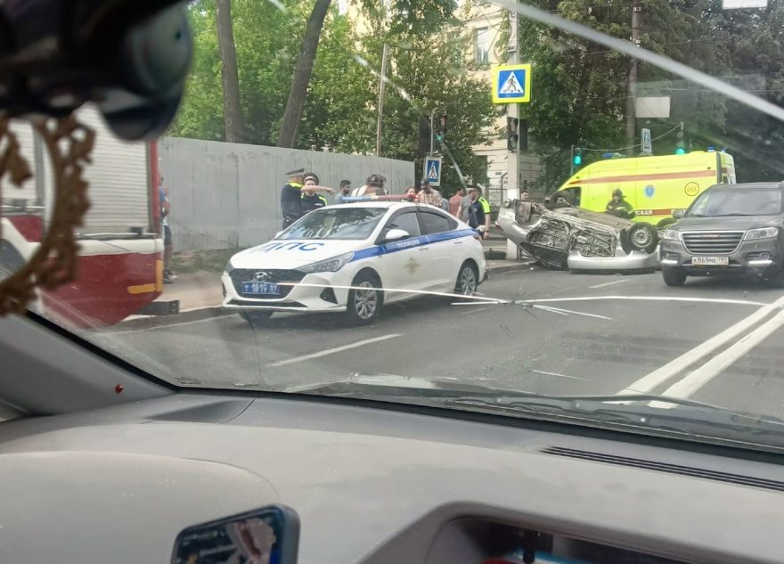 На дороге в Твери перевернулся автомобиль На дороге в Твери перевернулся автомобиль