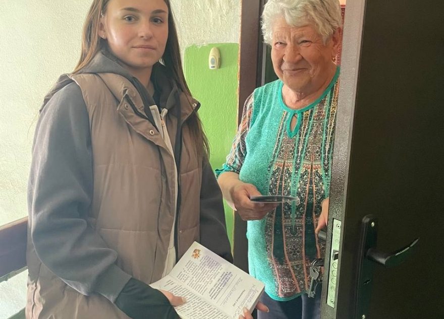 Калязинским ветеранам вручили открытки к празднику