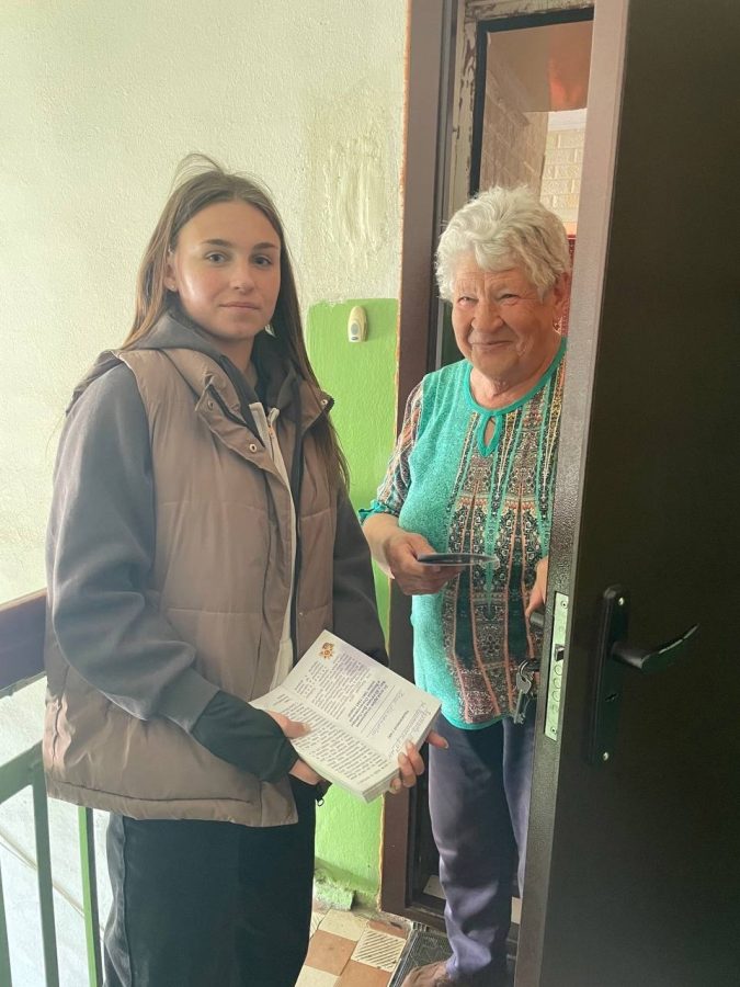 Калязинским ветеранам вручили открытки к празднику