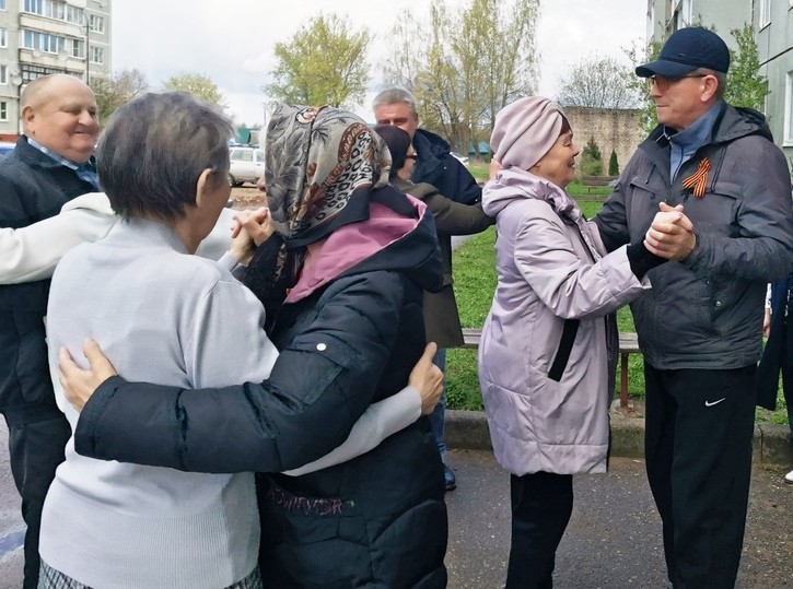 В Андреаполе прошла акция «Вальс Победы»: жители танцевали под музыку военных лет