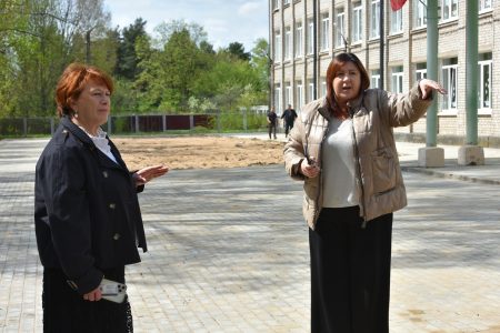 В Вышневолоцком округе активно благоустраивают общественные территории и школы В Вышневолоцком округе активно благоустраивают общественные территории и школы