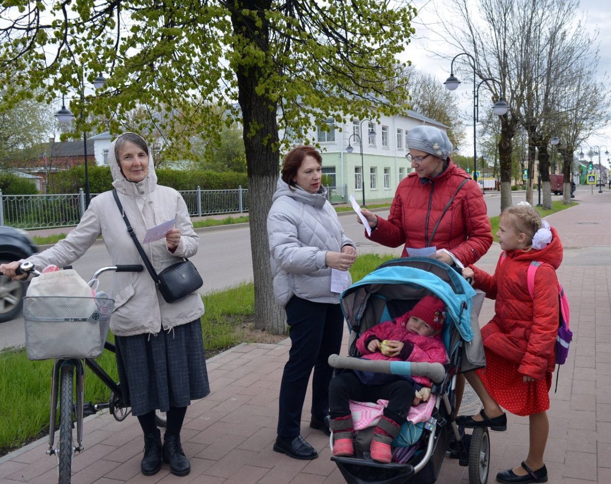 В Торопце провели уличную акцию «Терроризм - угроза обществу»