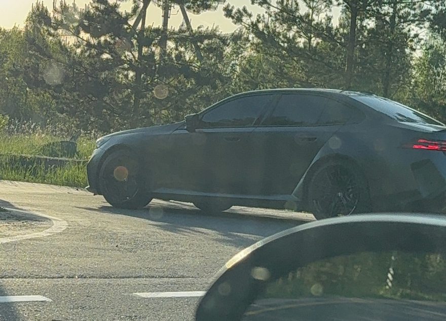Жители поселка в Тверской области пожаловались на странный автомобиль Жители поселка в Тверской области пожаловались на странный автомобиль
