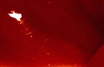 Астрономы пытаются разгадать появление загадочной птицы над Солнцем астрономы