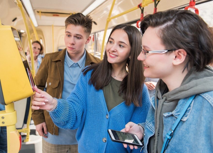 Летом работающие школьники в Тверской области смогут пользоваться школьными абонементами в автобусах