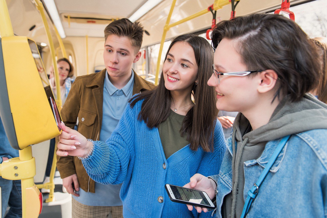 Летом работающие школьники в Тверской области смогут пользоваться школьными абонементами в автобусах