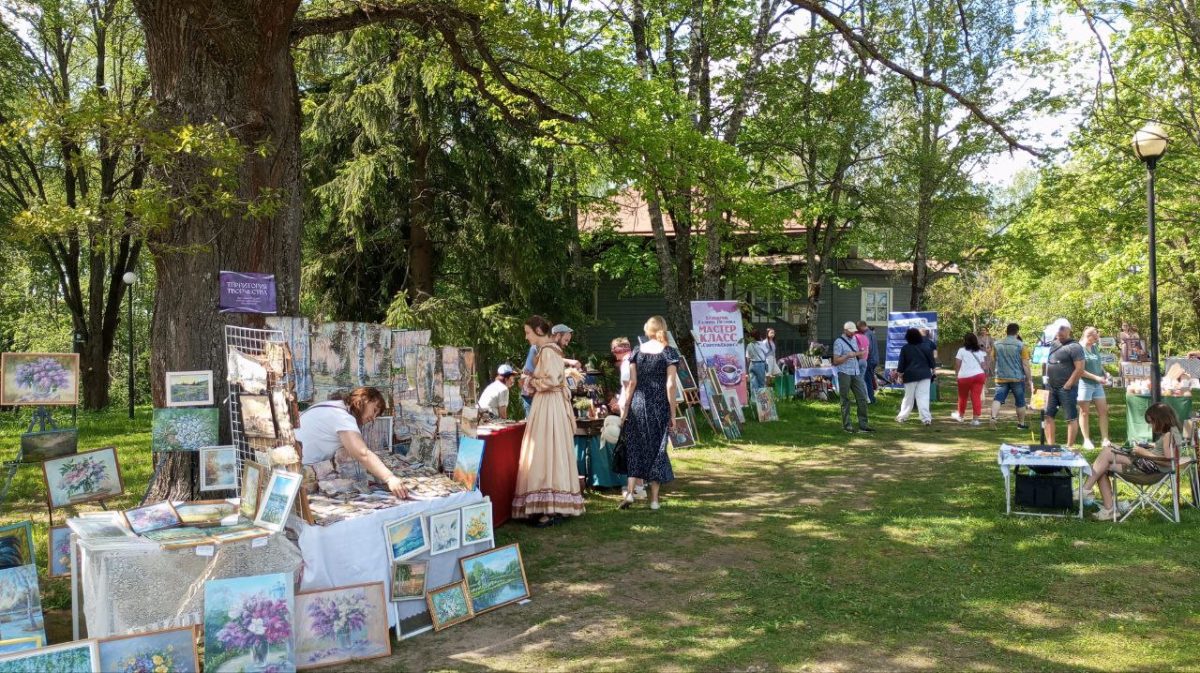 «Сиреневое Домотканово» в Тверской области: творческий праздник в исторической усадьбе