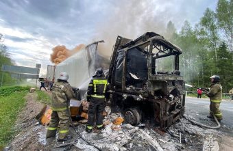Появилось видео горящего грузовика на трассе в Тверской области Появилось видео горящего грузовика на трассе в Тверской области