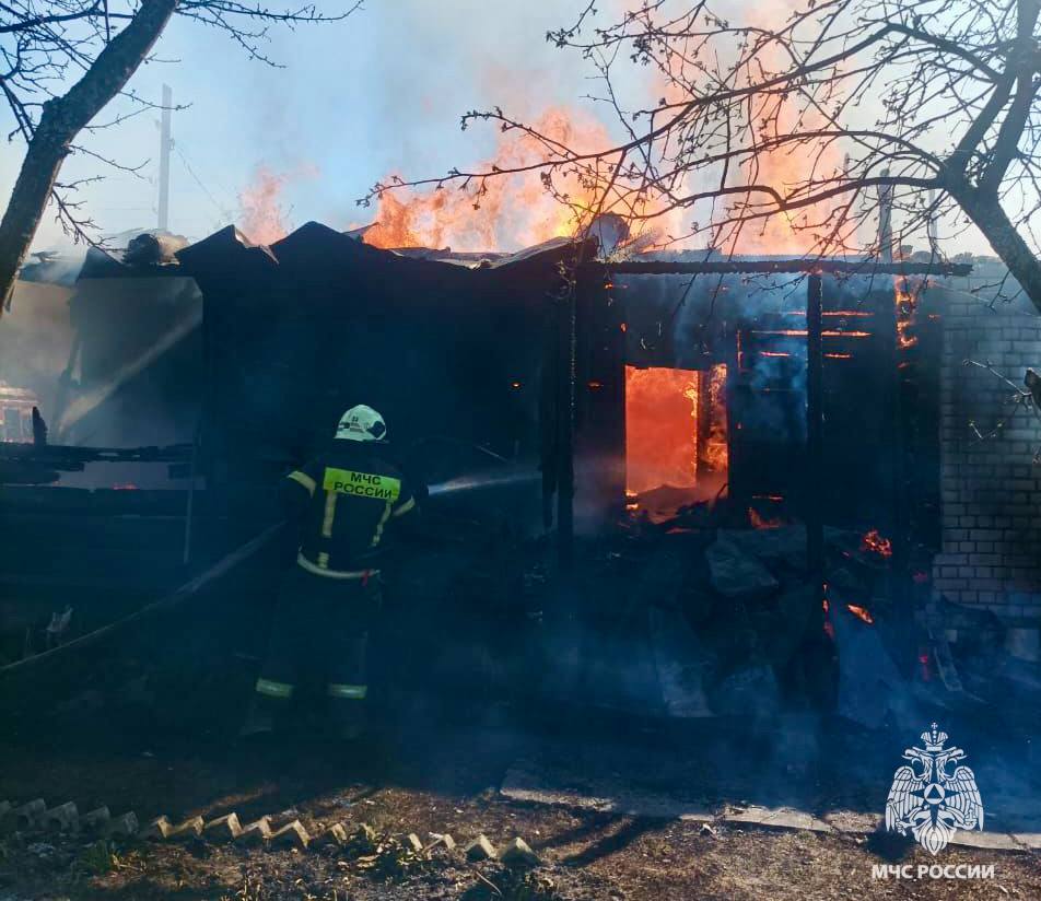 Пожарные спасли дома в деревне Тверской области