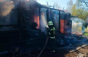 Пожарные спасли дома в деревне Тверской области