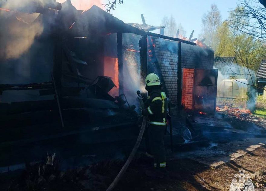 Пожарные спасли дома в деревне Тверской области