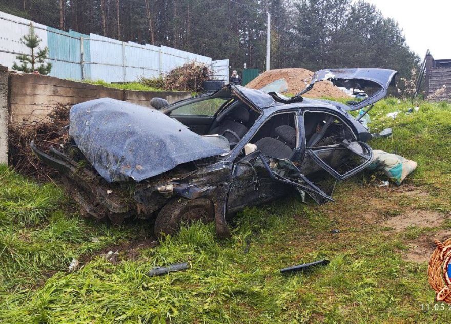 В Тверской области 30-летний водитель врезался в забор и погиб В Тверской области 30-летний водитель врезался в забор и погиб