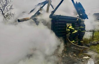 Огонь уничтожил баню в Тверской области пожар