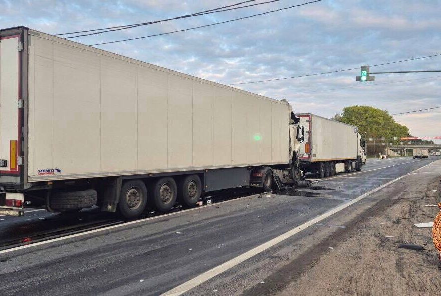 На трассе в Тверской области столкнулись два грузовых автомобиля