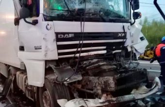 В Тверской области спасатели вызволили водителя из кабины грузовика спасатели