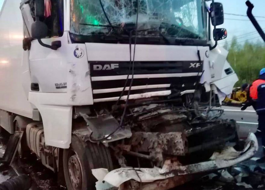 В Тверской области спасатели вызволили водителя из кабины грузовика спасатели