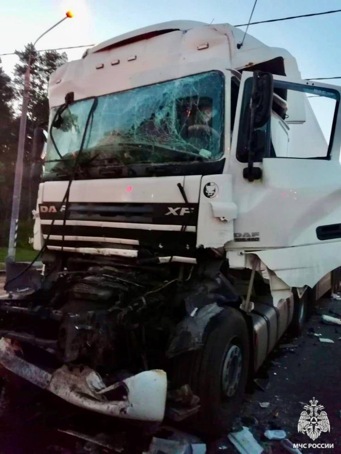 В Тверской области спасатели вызволили водителя из кабины грузовика