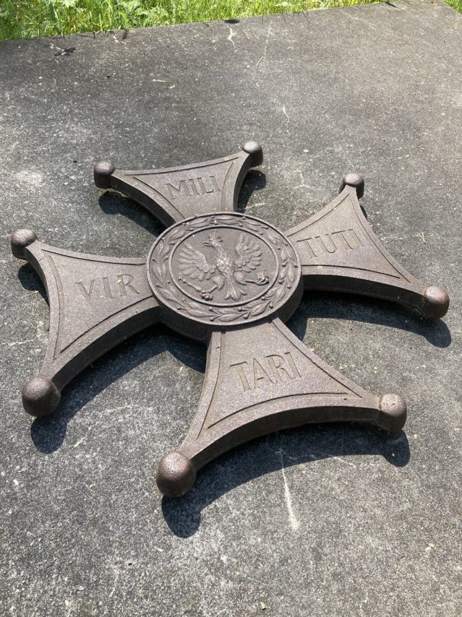 На мемориале в Медном демонтированы барельефы польских наград