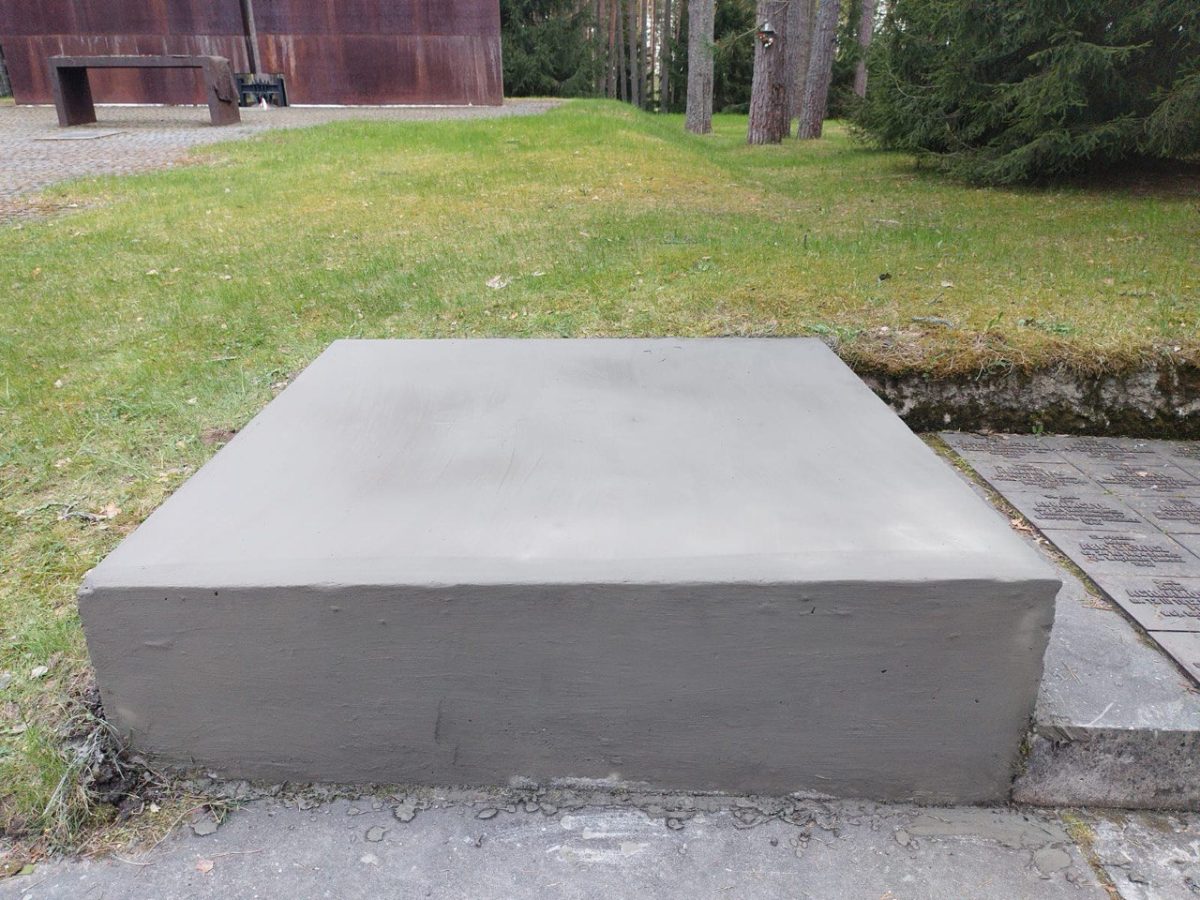 На мемориале в Медном демонтированы барельефы польских наград