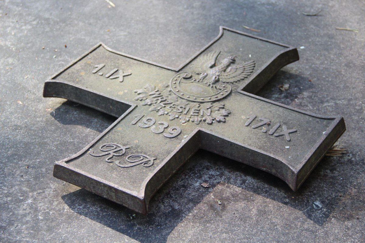 На мемориале в Медном демонтированы барельефы польских наград