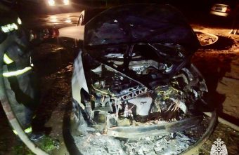 В Тверской области посреди улицы загорелся автомобиль В Тверской области посреди улицы загорелся автомобиль