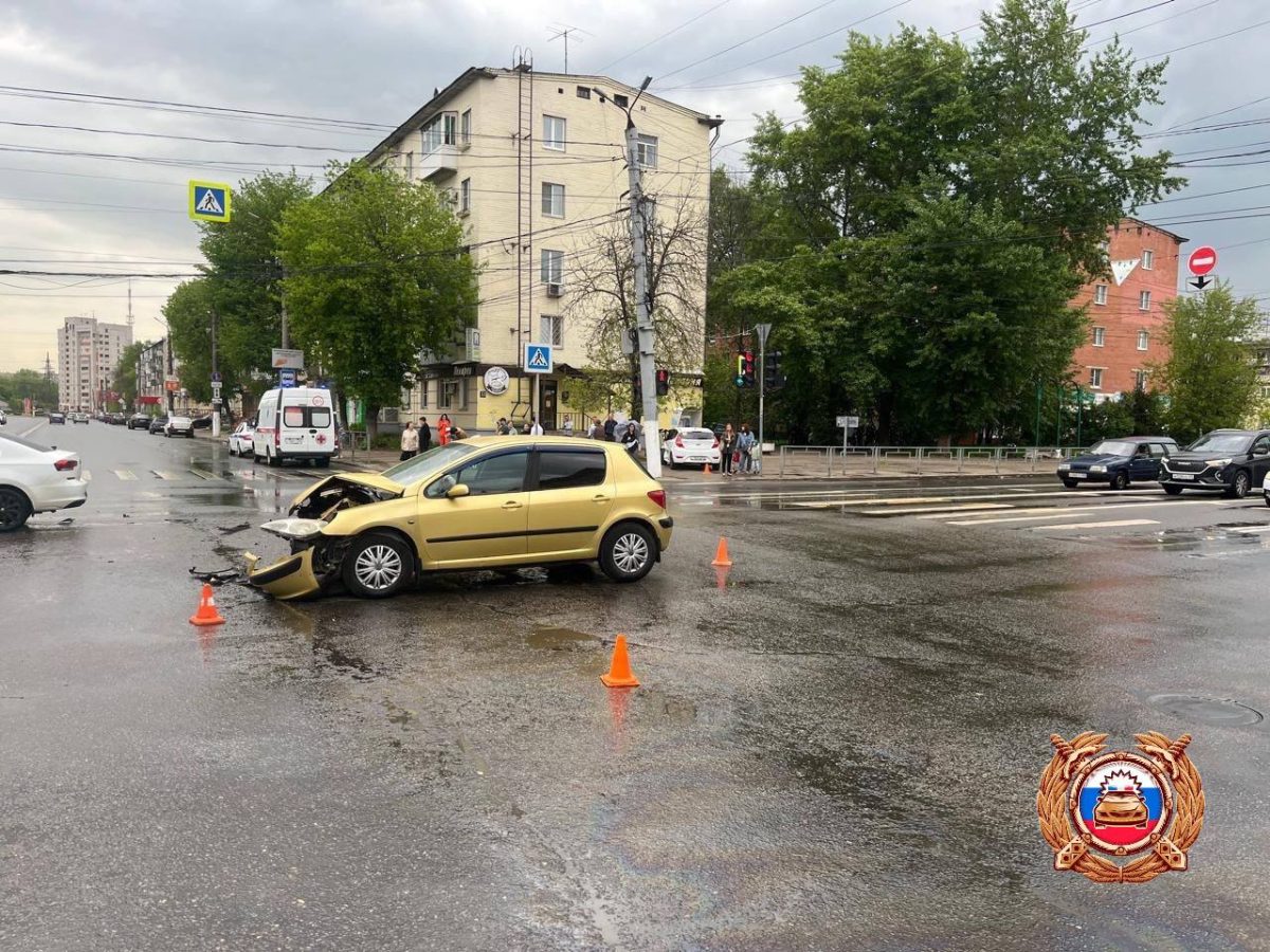 В Твери из-за невнимательного водителя пострадал 17-летний пассажир В Твери из-за невнимательного водителя пострадал 17-летний пассажир