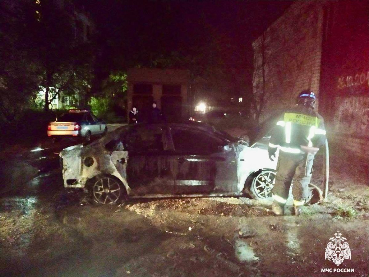 В Тверской области посреди улицы загорелся автомобиль