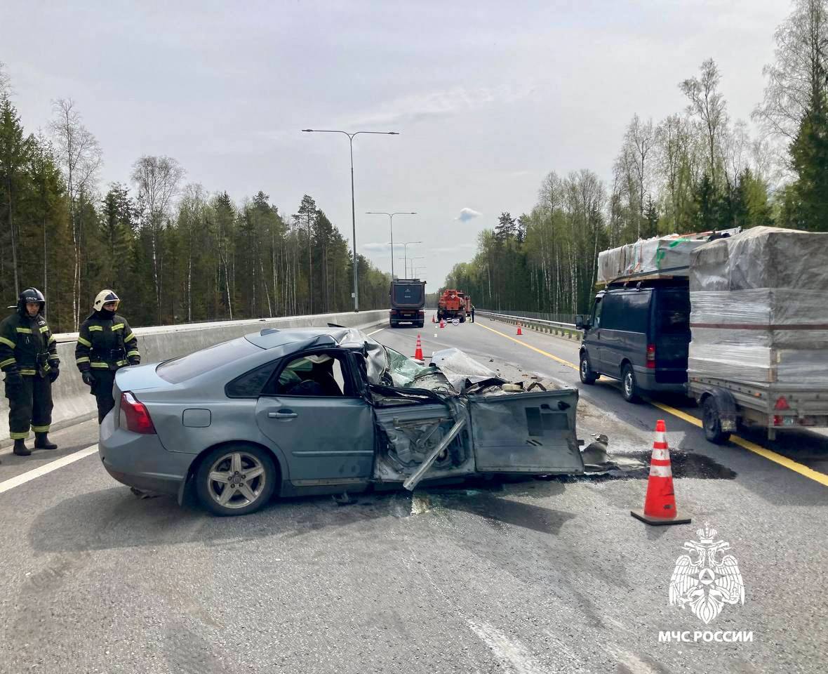 Спасатели ликвидировали последствия страшного ДТП на трассе в Тверской области
