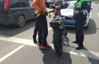 В Твери полицейский "голыми руками" остановил малолетнего водителя питбайка малолетнего