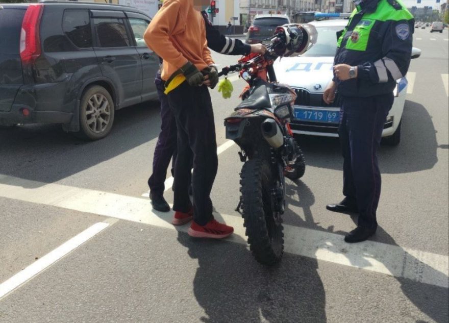 В Твери полицейский "голыми руками" остановил малолетнего водителя питбайка малолетнего
