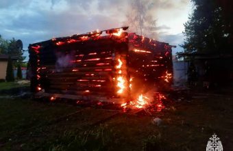 Огонь уничтожил баню в деревне под Тверью уничтожил