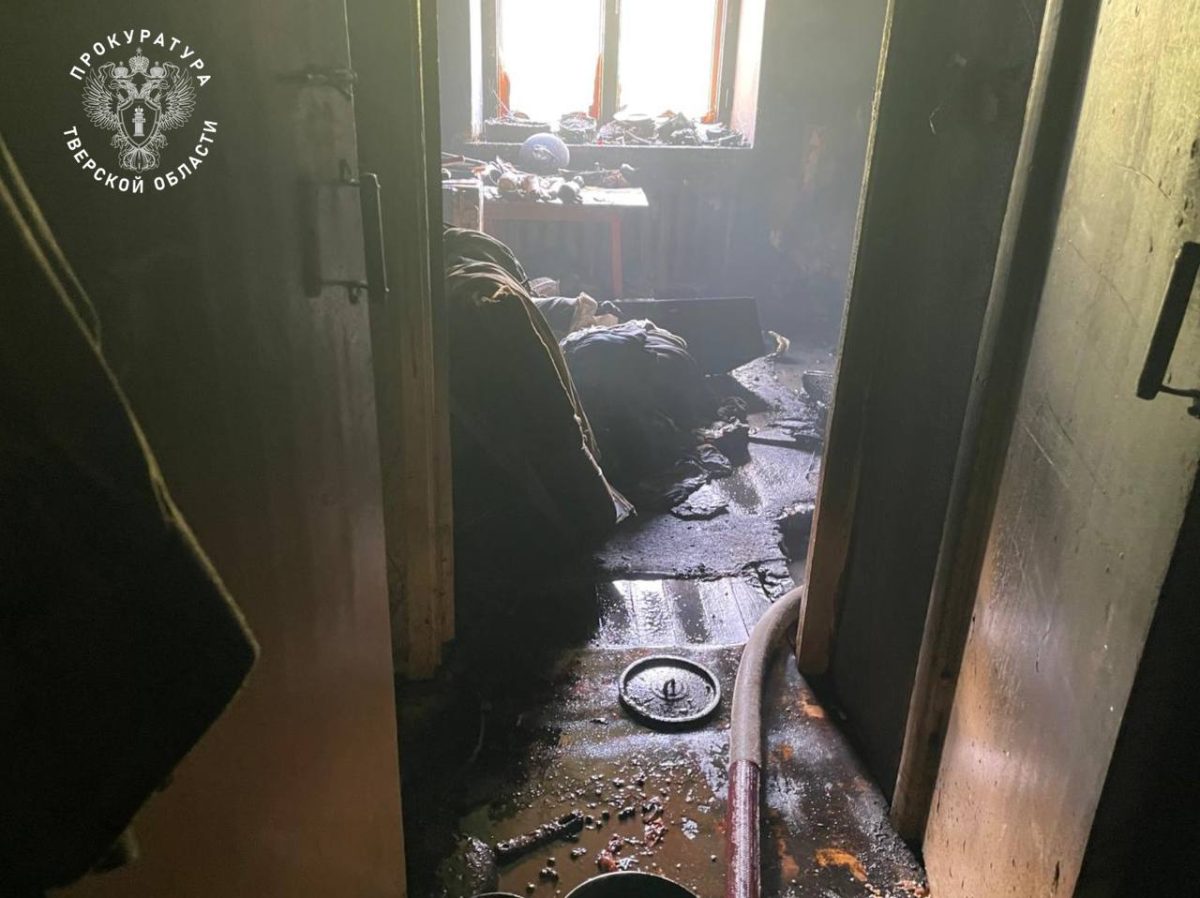 Двое мужчин погибли при пожаре в Тверской области